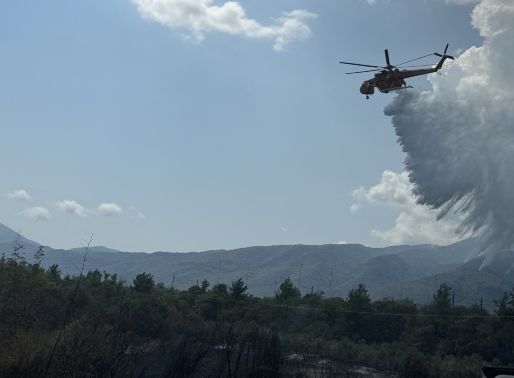 Σβήστηκε η φωτιά στην παρολύμπια περιοχή της Πλάκας Λιτοχώρου με ισχυρή δύναμη της Πυροσβεστικής, εναέρια μέσα του Υπουργείου Κλιματικής Κρίσης & Πολιτικής Προστασίας, υδροφόρες και μηχανήματα έργου του Δήμου, της ΠΕ Πιερίας και του Δήμου Κατερίνης, εθελοντές και δυνάμεις της Αστυνομίας